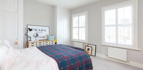 3 bedroom house in Battersea - Photo 2