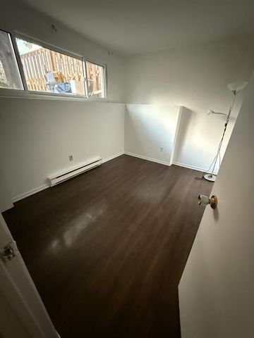 For Lease - 13 Banner Road Unit# L, South of Baseline to Knoxdale, Ontario - Photo 2