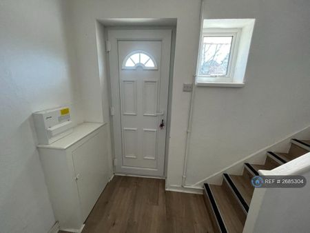 4 bedroom semi-detached house to rent - Photo 5