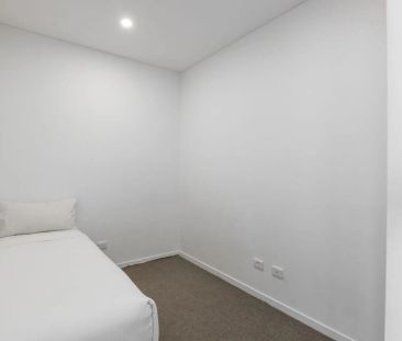 Modern Apartment with City Views in Prime South Brisbane Location - Photo 5