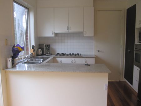 Large Townhouse in well-maintained and quite block - Photo 3