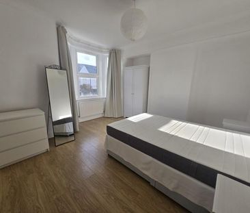 3 bedroom flat to rent - Photo 6