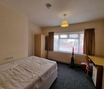 5 bedroom semi-detached house to rent - Photo 3