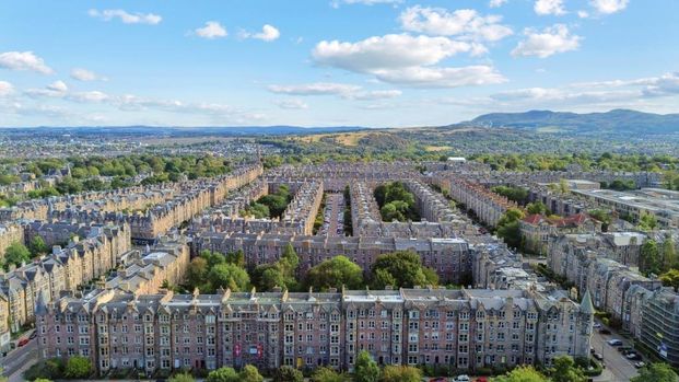 4 bedroom flat to rent - Photo 1