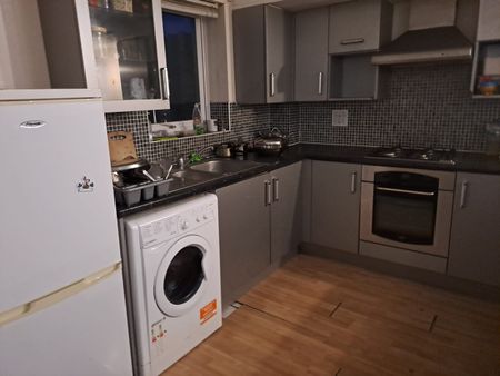 3 Bed Flat, Manchester, M15 - Photo 2