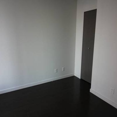 Beautiful 1 Bed, 1 Bath, Den, Balcony, Parking, In-Suite Laundry! - Photo 3