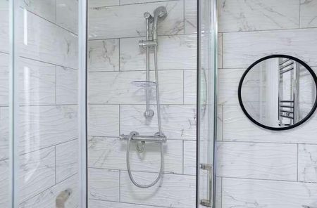 Newly Renovated Ensuite Rooms, CV2 - Photo 3