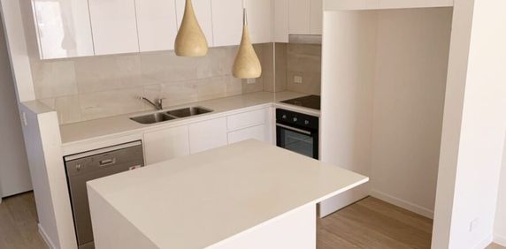 A GORGEOUS MODERN 3 BEDROOM TERRACE HOME RIGHT IN THE HEART OF ROBINA - Photo 2