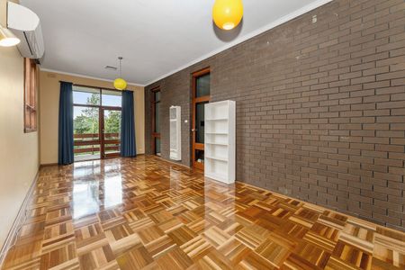 60's retro family living awaits..... - Photo 2