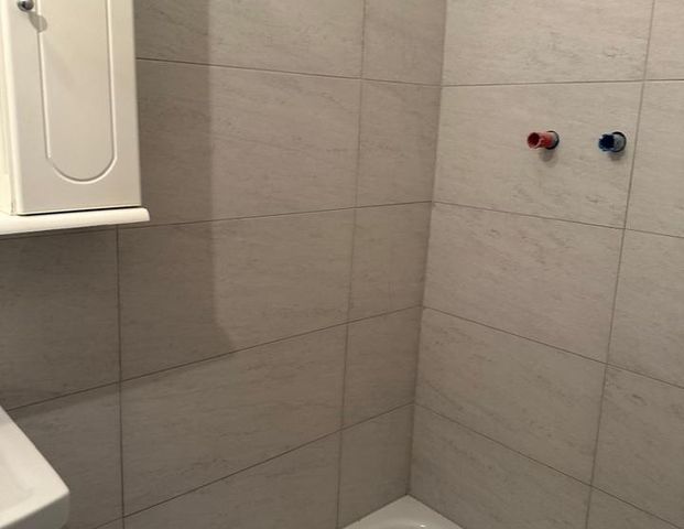 Neu renovierte 80qm Dachgeschosswohnung im Zentrum Altenkirchen - Photo 1