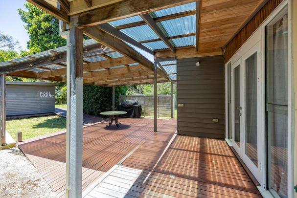 Coastal Charm Just Minutes from the Heart of Town - Fully Furnished - Photo 1