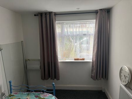 1 Bed Semi-Detached House, Windsor Walk, LU1 - Photo 2