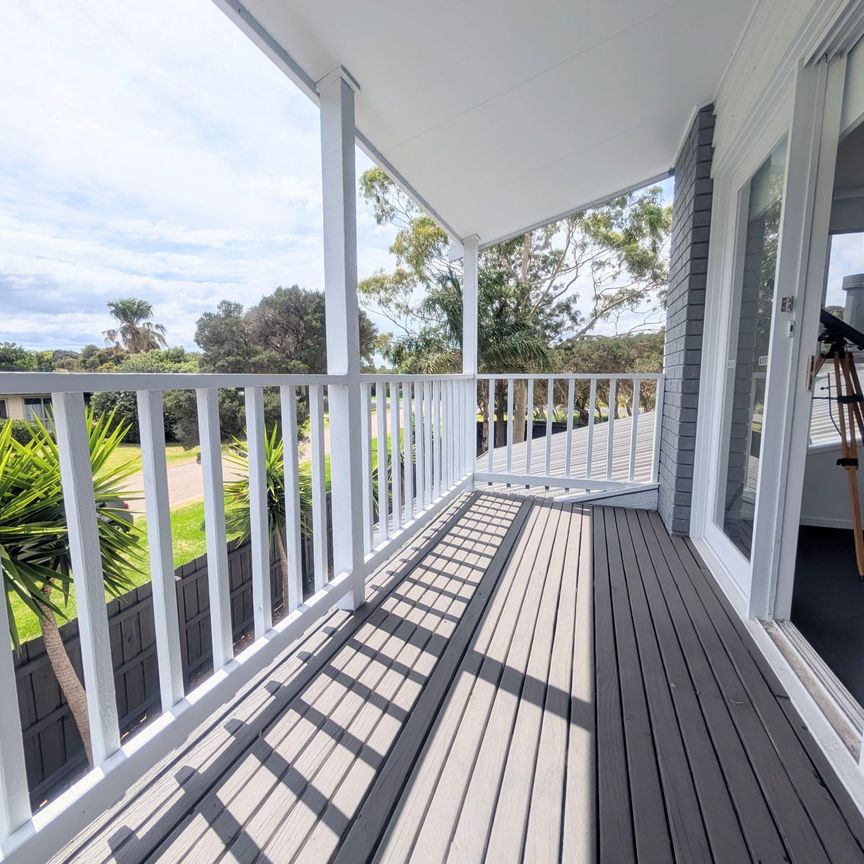 Beautifully Renovated Dream Home complete with Extra Large Garage - Photo 1