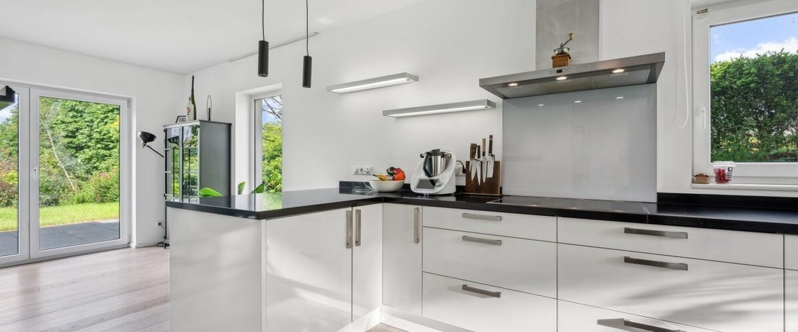 Freistehendes und effizientes Einfamilienhaus in hochwertiger Ausstattung auf großzügigem Grundstück - Foto 1