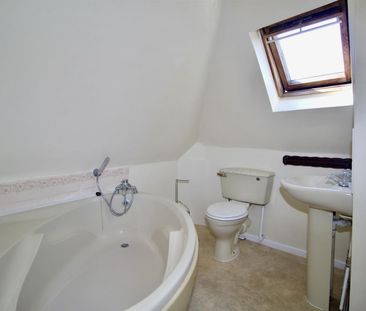 2 Bedroom Maisonette - Garden To Let - Photo 2