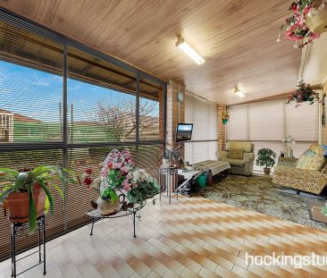 BEAUTIFULLY PRESENTED FAMILY HOME IN HEART OF LALOR - Photo 3