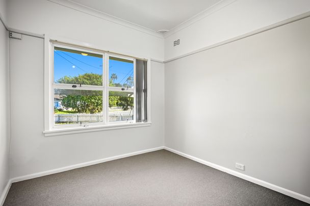 Spacious Three Bedroom Home! - Photo 1