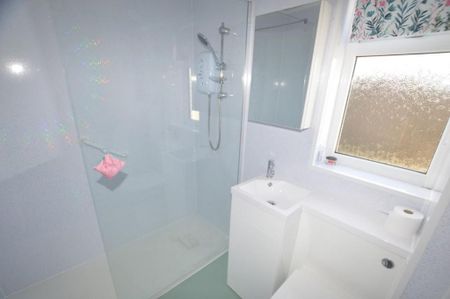 2 bedroom semi-detached bungalow to rent - Photo 4