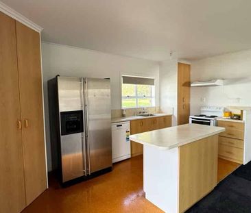 Spacious Family Home in Central of Pukekohe - Photo 3