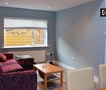 Furnished room in 4-bedroom houseshare in Whitehall, Dublin - Photo 4