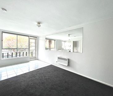 Refreshed and spacious one bedroom apartment - Photo 4
