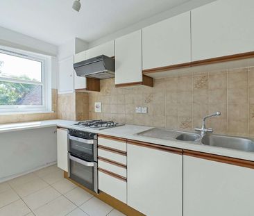 A light and well-positioned apartment in a much sought after privat... - Photo 4