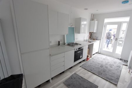 1 bedroom Flat To Let - Photo 3