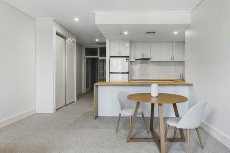 Stylish Furnished One-Bedroom in Prime City-Fringe Location - Photo 2