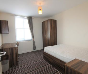 3 bedroom flat to rent - Photo 1