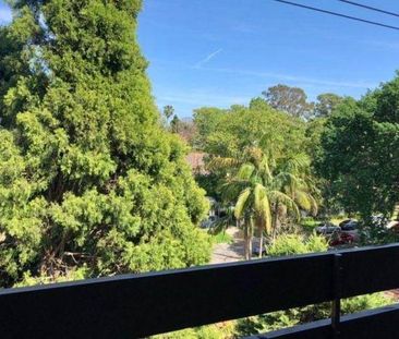 Large Light Filled Unit - 10 min walk to Chatswood Station - Photo 2