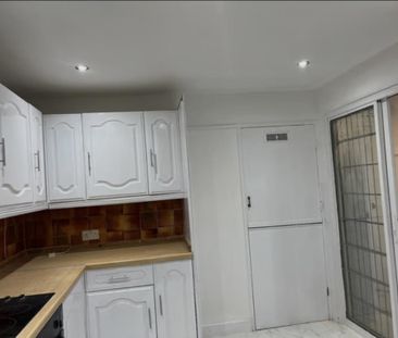 3 bedroom end of terrace house to rent - Photo 3