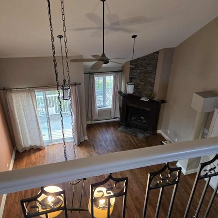 Super condo avec mezzanine, terrasse sur le toit, air climatisée, foyer au bois, abris tempo payé l'hiver - 1 espace de stationnement - Photo 3