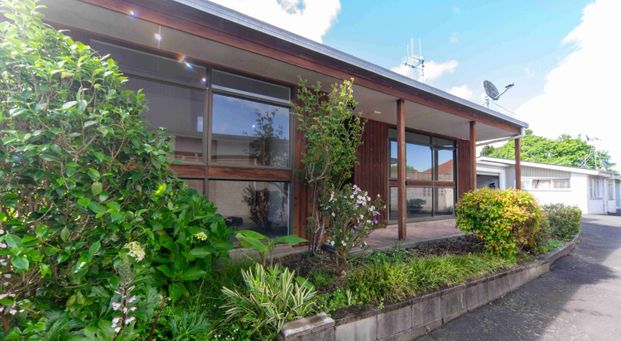 Prime Hamilton Living - Clifton Terrace Townhouse for Rent - Photo 1