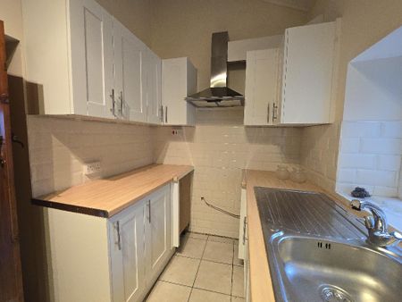 2 bedroom semi-detached house to rent - Photo 5