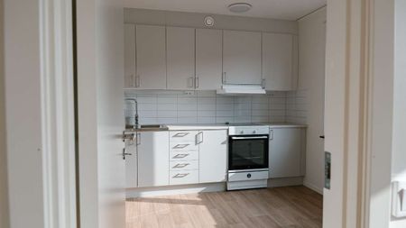 Om bostaden - Välkommen till en nyrenoverad lägenhet på Sloalyckan. Lägenheten är utrustad med moderna vitvaror såsom diskmaskin, tvättmaskin och torktumlare. Köket är renoverat i en öppen planlösning med stilrena grå toner. Badrum och hall är renoverade och utrustade med ny inredning. Innerdörrar i sovrummet är bytta och samtliga rum är ommålade i vit kulör. Fiber finns indraget i lägenheten. I hyran ingår varmhyra, vilket omfattar uppvärmning och varmvatten. Även ett grundutbud av tv-kanaler samt sophantering ingår. Endast hushållsel tillkommer. Rökfritt boende gäller för alla kontrakt tecknade från och med 2025-01-01. - Photo 2