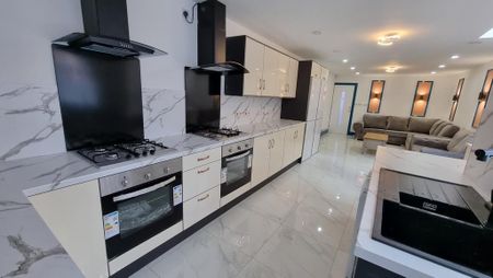 8 bedroom detached house to rent - Photo 5