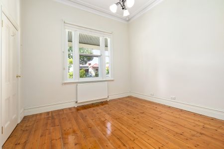 Light And Bright Victorian Beauty - Photo 4