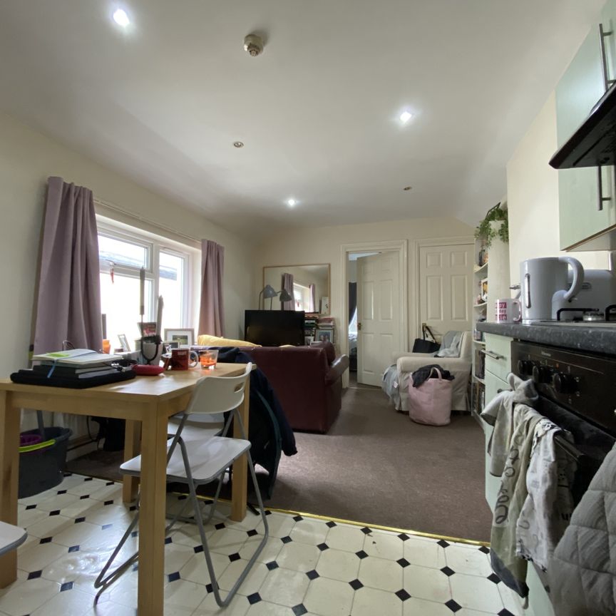 Cyril Crescent, Roath - Photo 1