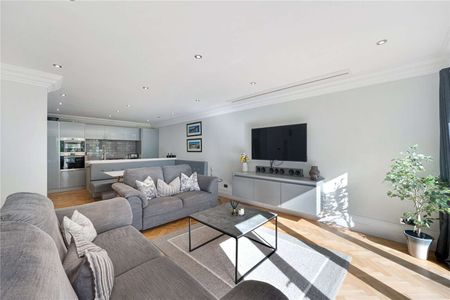 Beautifully presented furnished ground floor apartment with private entrance and garden access, with broadband, Sky TV and gardener included - Photo 2