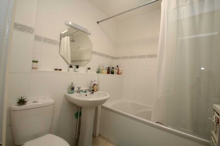 2 bed Apartment for rent - Photo 4