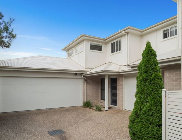 Stylish, Low-Maintenance Townhouse Backing onto Anderson Park - Photo 1