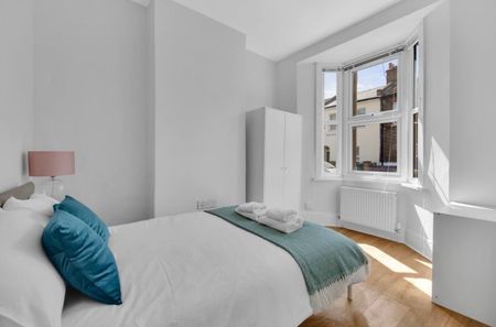 3 Bed Terraced House, Field Road, E7 - Photo 2