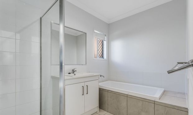 Stylish Family Sanctuary with Modern Comforts – A Must-See in Park Ridge! - Photo 1