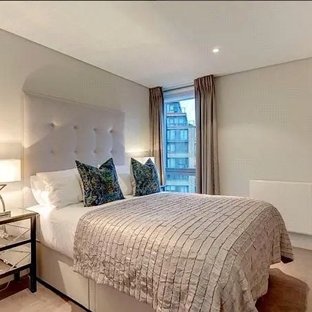 3 bedroom flat in London - Photo 1