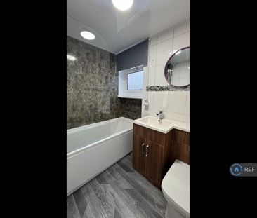 3 bedroom flat to rent - Photo 3