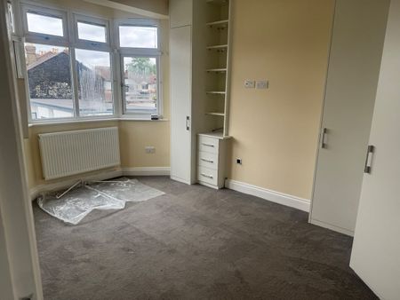 3 Bed Terraced House, Earlswood Avenue, CR7 - Photo 2