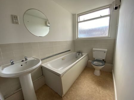 2 bed apartment to rent in Clarence Road, St. Leonards-on-Sea, TN37 - Photo 3