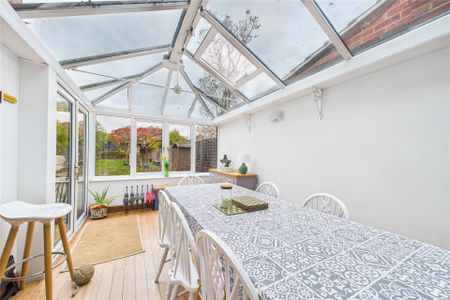 4 bedroom House in Henley Road, Reading - Photo 4