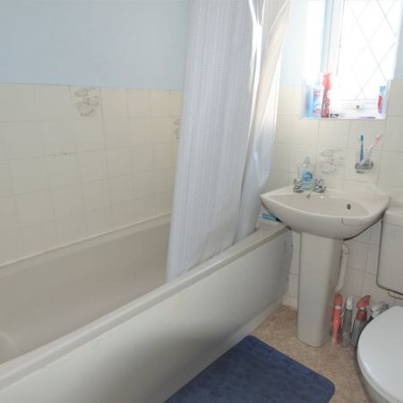 The Hawthorns, Colnbrook, Slough,SL3 - Photo 4