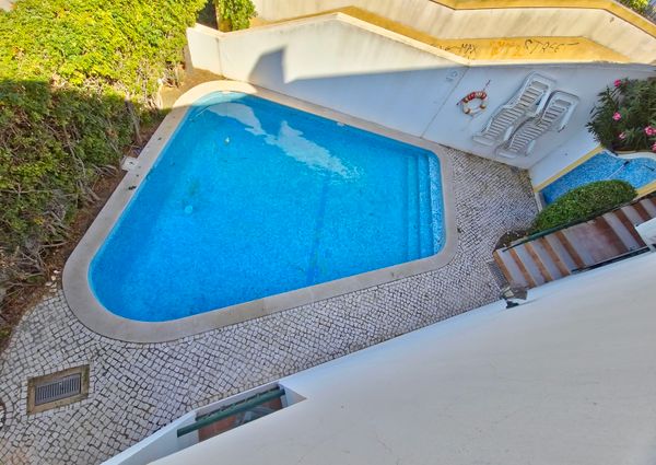 Moradia com piscina, jardim, totalmente equipada e mobilada